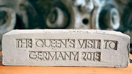Geste der Versöhnung. Die Inschrift des königlichen Ziegels wurde mit dem Buckingham Palace abgestimmt. 