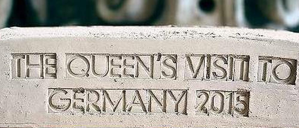Geste der Versöhnung. Die Inschrift des königlichen Ziegels wurde mit dem Buckingham Palace abgestimmt. 