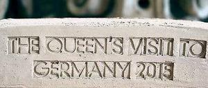Geste der Versöhnung. Die Inschrift des königlichen Ziegels wurde mit dem Buckingham Palace abgestimmt. 