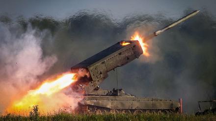 Ein russusischer Raketenwerfer bei einem Übungsschuss. Moskau will in den kommenden Jahren seine Armee modernisieren.