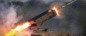 Ein russusischer Raketenwerfer bei einem Übungsschuss. Moskau will in den kommenden Jahren seine Armee modernisieren.