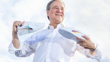 Turnschuhe für den Chef. Vom Vorsitzenden der Jungen Union bekam der Kanzlerkandidat der CDU, Armin Laschet, ein Paar Schuhe geschenkt.