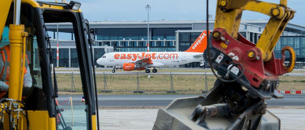 Dauerbaustelle. In Sichtweite des zukünftigen Hauptstadtflughafens Berlin Brandenburg Airport Willy Brandt (BER) wird derzeit die Start- und Landebahn des Flughafens Schönefeld (Brandenburg) saniert. 