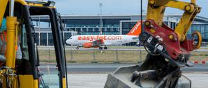Dauerbaustelle. In Sichtweite des zukünftigen Hauptstadtflughafens Berlin Brandenburg Airport Willy Brandt (BER) wird derzeit die Start- und Landebahn des Flughafens Schönefeld (Brandenburg) saniert.