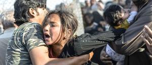Syrische Flüchtlinge kommen schließlich durch eine Lücke im Grenzzaun in die Türkei. 
