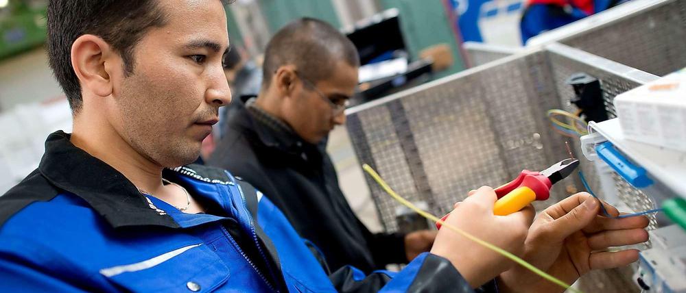 In der Lernwerkstatt in der Bayernkaserne in München lernen Flüchtlinge erste Handgriffe in einem Handwerk.