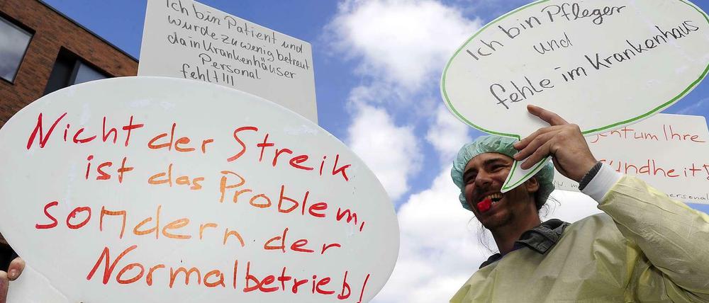 Drinnen erklärt der Charité-Vorstand am Mittwoch seine Position der Presse, draußen protestieren die Pfleger.