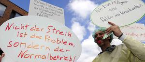 Drinnen erklärt der Charité-Vorstand am Mittwoch seine Position der Presse, draußen protestieren die Pfleger.