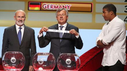 Und der Gegner ist: Spanien. Außerdem trifft die deutsche Mannschaft bei der EM auf Schweden und Slowenien.