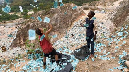 Rickson Tevez (r.) als Raphael und Gabriel Weinstein als Ratte in einer Szene des Kinofilms "Trash".