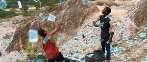 Rickson Tevez (r.) als Raphael und Gabriel Weinstein als Ratte in einer Szene des Kinofilms "Trash".