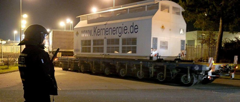 Garantiert umstritten. Ein Castor-Transport trifft in Gorleben ein. Das Foto stammt von 2011. Es dürfte wohl der letzte Transport gewesen sein, der im zentralen Zwischenlager im Wendland angekommen ist. 