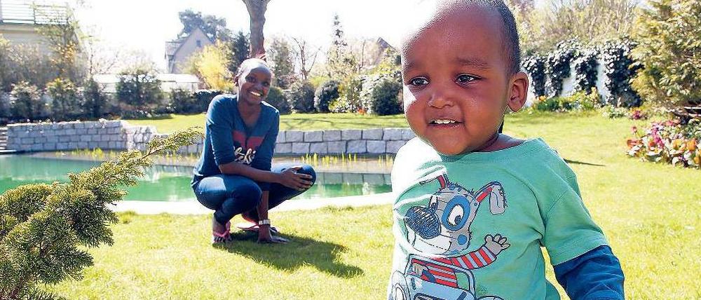 Jacinta Wanjohi floh vor den Alltagsbedingungen in Kenia – jetzt lebt sie mit ihrem Sohn Adrian für eine symbolische Monatsmiete von einem Euro an der Stadtgrenze Berlins.