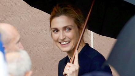 Zufällig da? Die Schauspielerin Julie Gayet bei einer Gedenkveranstaltung, die auch Frankreichs Staatspräsident Francois Hollande besuchte.
