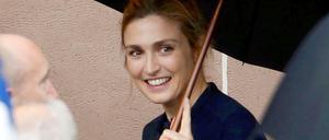 Zufällig da? Die Schauspielerin Julie Gayet bei einer Gedenkveranstaltung, die auch Frankreichs Staatspräsident Francois Hollande besuchte.