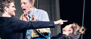 Schreierei. Owen Peter Read, Meik van Severen und Solvejg Schomers in „Szenen der Freiheit“ von Jan Friedrich.