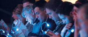 Wörter und Lichter an. Andächtig lauschende Literaturkundige, die wissen, welcher Dichter was zu sagen hat.