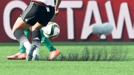 Heiß und gefährlich. Der Kunstrasen erreicht bei der WM in Kanada Temperaturen von bis zu 54 Grad und kann so Schürf- und Brandverletzungen hervorrufen.