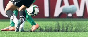Heiß und gefährlich. Der Kunstrasen erreicht bei der WM in Kanada Temperaturen von bis zu 54 Grad und kann so Schürf- und Brandverletzungen hervorrufen.