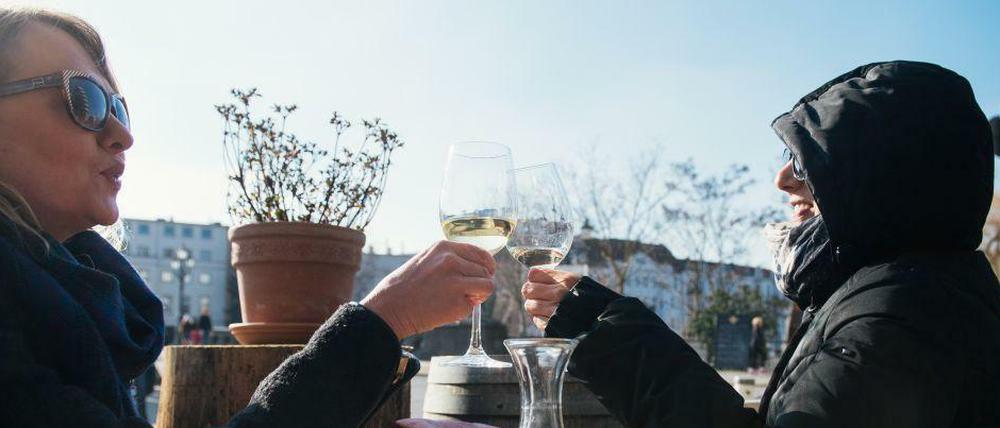 Stößchen! Ein Glas Wein geht bei jeder Jahreszeit in Berlin.