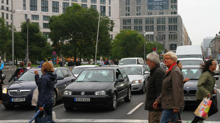 Verkehr rund um das Einkaufscenter "Mall of Berlin" am Leipziger Platz 12 in Berlin-Mitte. 