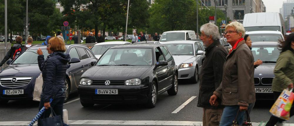 Verkehr rund um das Einkaufscenter "Mall of Berlin" am Leipziger Platz 12 in Berlin-Mitte.