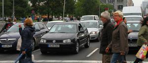 Verkehr rund um das Einkaufscenter "Mall of Berlin" am Leipziger Platz 12 in Berlin-Mitte. 