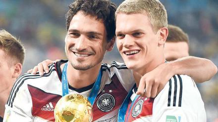 Der zweite Schritt zuerst. Matthias Ginter (rechts) ist mit der A-Nationalmannschaft schon Weltmeister geworden, jetzt kämpft er mit der U 21 um den EM-Titel. Bei Mats Hummels, 2009 U-21-Europameister, war es genau umgekehrt.