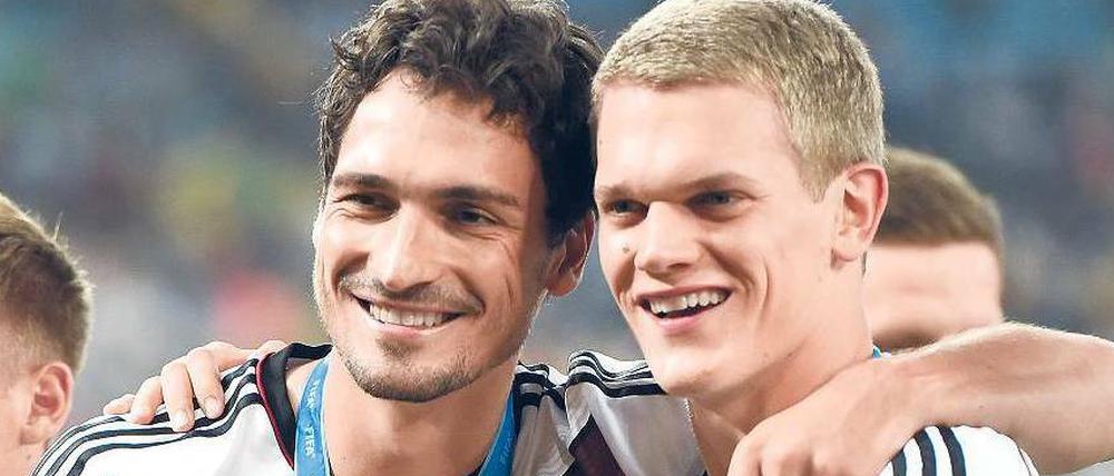 Der zweite Schritt zuerst. Matthias Ginter (rechts) ist mit der A-Nationalmannschaft schon Weltmeister geworden, jetzt kämpft er mit der U 21 um den EM-Titel. Bei Mats Hummels, 2009 U-21-Europameister, war es genau umgekehrt.
