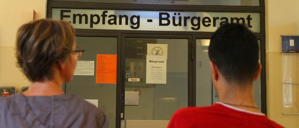 Warten ist für Bürger oft angesagt, wenn sie mit Behörden zu tun haben, wie hier im Bürgeramt in Charlottenburg.