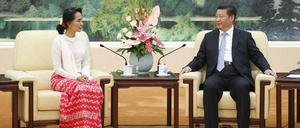 Myanmars Oppositionsführerin Aung San Suu Kyi traf in der Großen Halle des Volkes Chinas Staatschef Xi Jinping