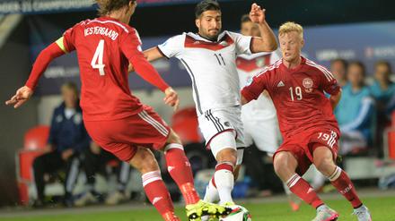 Deutschlands Emre Can, Jannik Vestergaard und Jens Jønssonvon Dänemark kämpfen um den Ball.