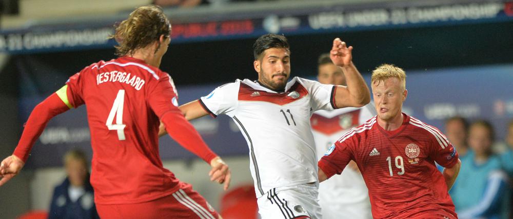 Deutschlands Emre Can, Jannik Vestergaard und Jens Jønssonvon Dänemark kämpfen um den Ball.