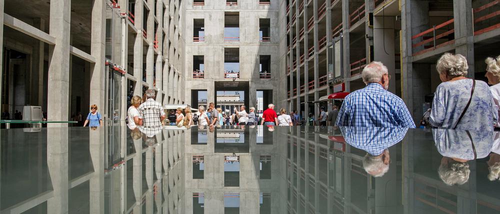 Besucher gehen beim Tag der offenen Baustelle durch einen Innenhof des Berliner Schlosses.