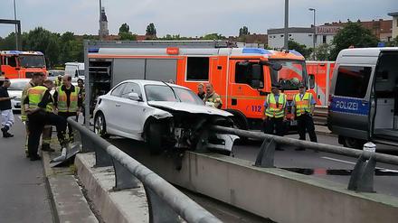 Das Auto landete auf der Leitplanke. Dem Fahrer war nicht mehr zu helfen.