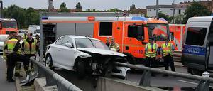 Das Auto landete auf der Leitplanke. Dem Fahrer war nicht mehr zu helfen.