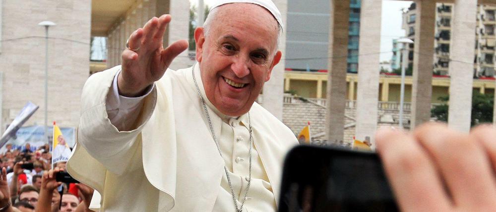 Jetzt bloß nicht auf Facebook posten: Papst Franziskus warnt vor übermäßigem Gebrauch sozialer Netzwerke.