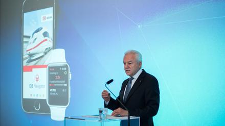 Auf dem Weg ins Digitale: Bereits Anfang Juni präsentierte Bahn-Chef Rüdiger Grube neue Dienste für Smartphone und Smartwatches. 