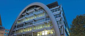 Das „Gürteltier“. Das Ludwig-Ehrhard-Haus in der Fasanenstraße in Berlin Charlottenburg wurde 1998 eingeweiht. Größter Mieter ist die IHK Berlin. 