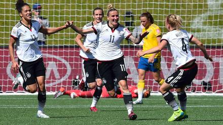 Anja Mittag (Mitte) feiert ihr Führungstor gegen Schweden.