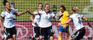 Anja Mittag (Mitte) feiert ihr Führungstor gegen Schweden.