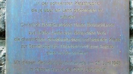 Eine Gedenktafel für den CDU-Gründungsaufruf am Haus Platanenallee 11.