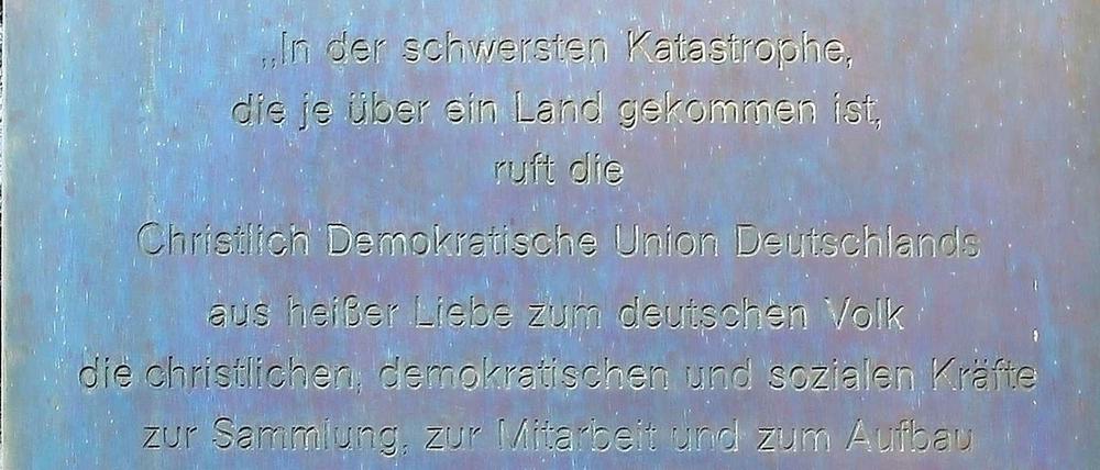 Eine Gedenktafel für den CDU-Gründungsaufruf am Haus Platanenallee 11.