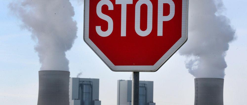 Klimatreiber. Braunkohlekraftwerke stoßen massenhaft Kohlendioxid aus. Um die Erderwärmung wirksam zu bremsen, müssen Emissionen von fossilen Energieträgern deutlich sinken. 