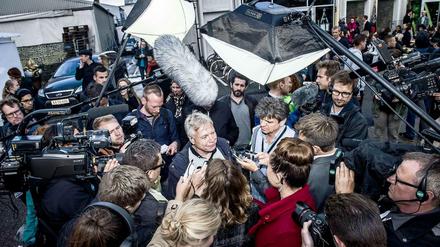 Der Vorsitzende der Partei "Die Alternative" umringt von Journalisten