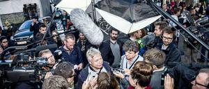 Der Vorsitzende der Partei "Die Alternative" umringt von Journalisten