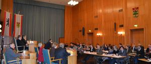 Im Sitzungssaal der BVV im Rathaus Zehlendorf geht es schon mal hoch her
