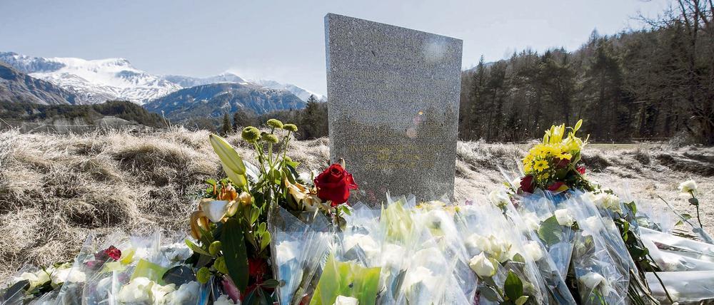 Erinnerung an die Toten des Absturzes in Frankreich.