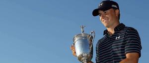 Mann mit Pokal. Jordan Spieth.