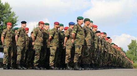 Die Soldatinnen und Soldaten der Bundeswehr erhalten mitunter vom Reservistenverband Unterstützung, damit sie keine Überstunden machen müssen.